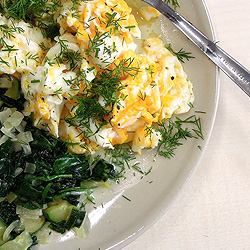 Zum Frühstück: Spinat, Zucchini und Ei. Dill und frischer Knoblauch sorgen für Geschmack.